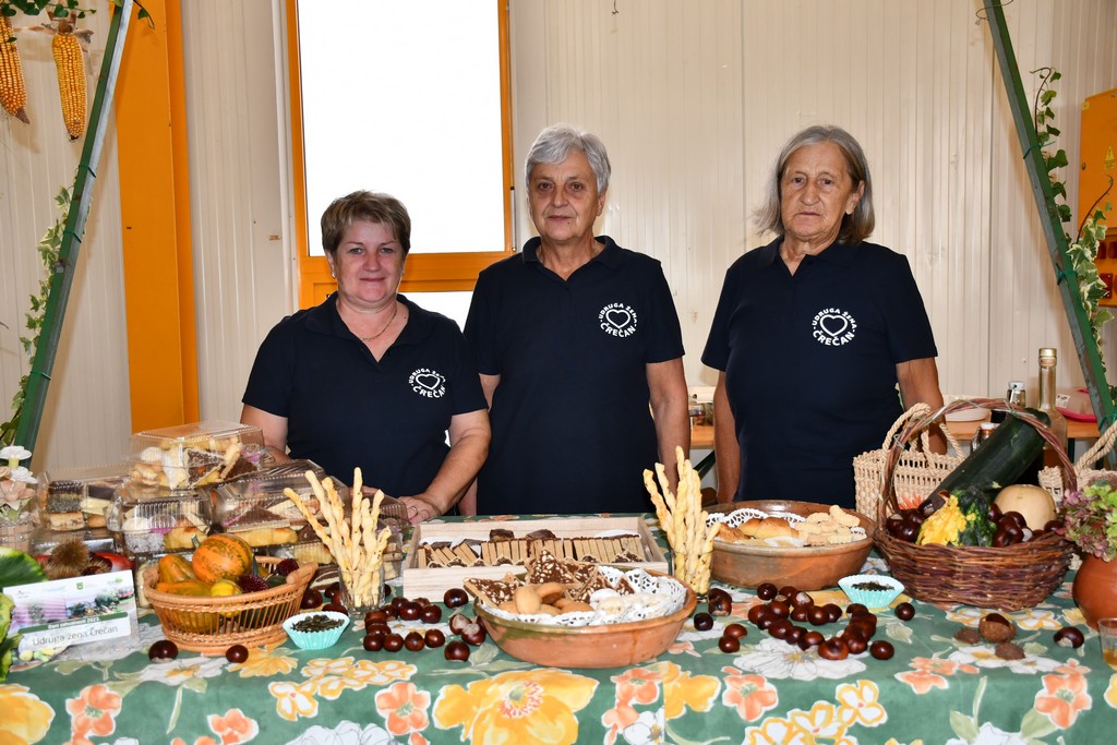 PROSLAVA JESENI Brojni zaljubljenici u kulturnu baštinu i tradiciju našega kraja okupili se na Danima zahvalnosti za plodove zemlje PROSLAVA JESENI Brojni zaljubljenici u kulturnu baštinu i tradiciju našega kraja okupili se na Danima zahvalnosti za plodove zemlje