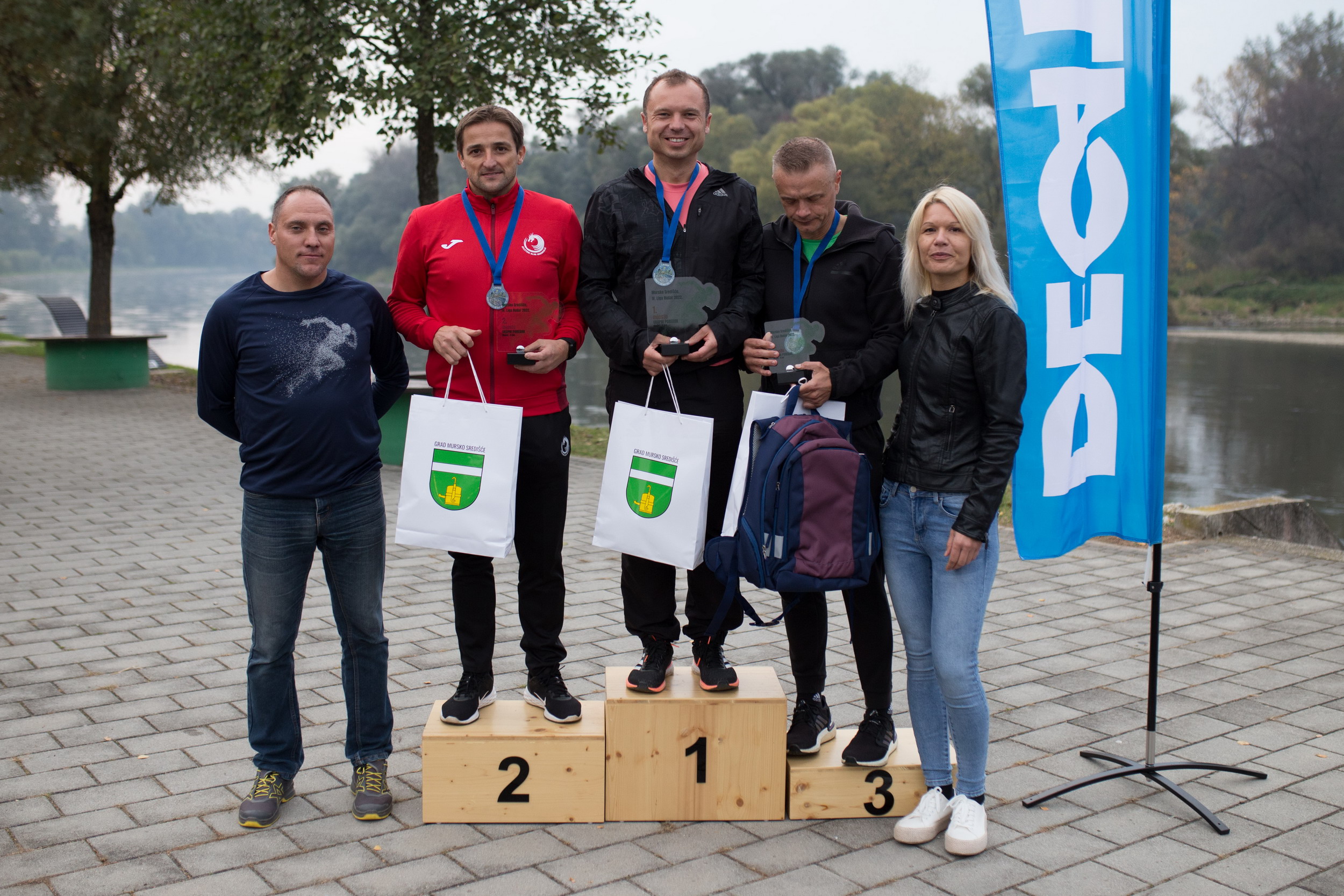 ZAVRŠENA LIGA RUDAR Ukupni pobjednici Dubravka Horvat, Nada Siladi, Marko Podvez i Darko Balić ZAVRŠENA LIGA RUDAR Ukupni pobjednici Dubravka Horvat, Nada Siladi, Marko Podvez i Darko Balić