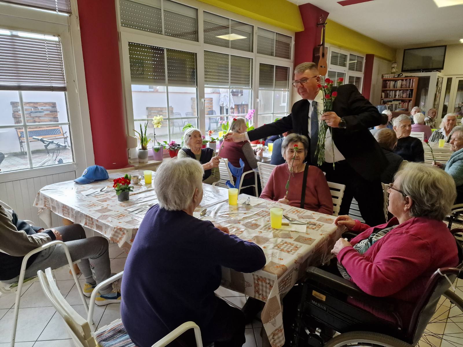 Gradonačelnik Dražen Srpak darivao žene na njihovim radnim mjestima