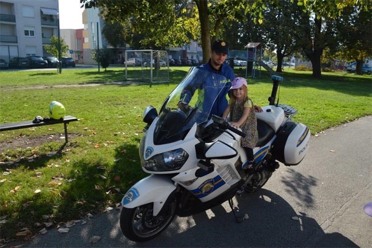 Policijski motociklist, vrtić Pčelice