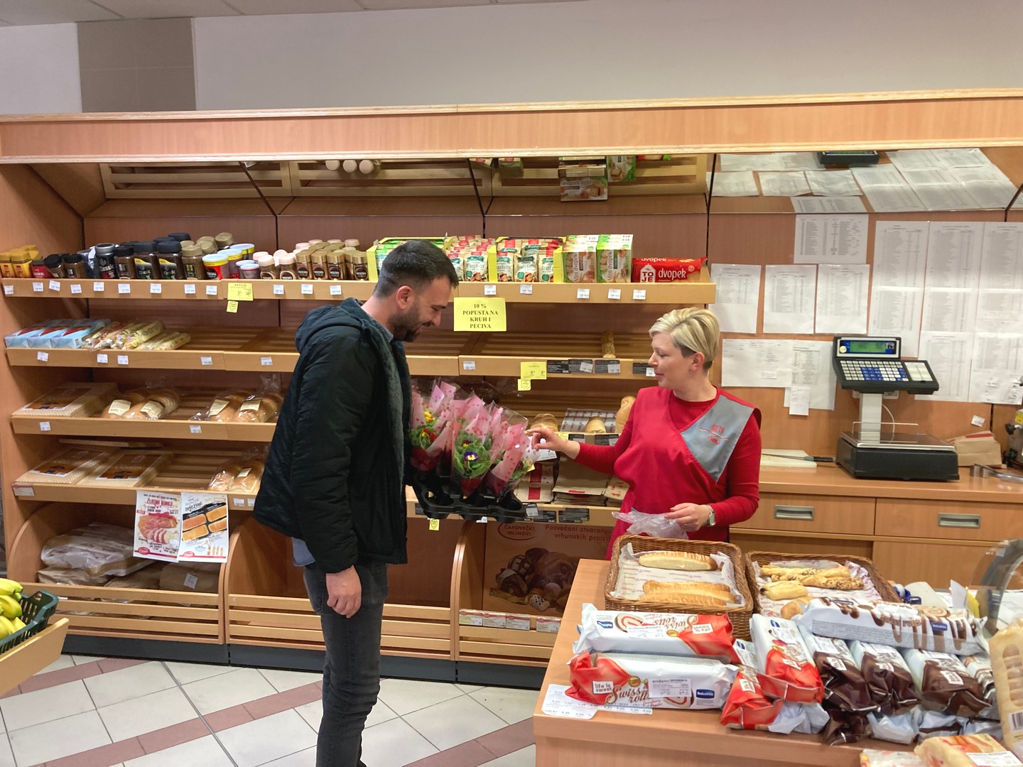 Načelnik Vratišinca Mihael Grbavec mještanke iznenadio jaglacima povodom Dana žena