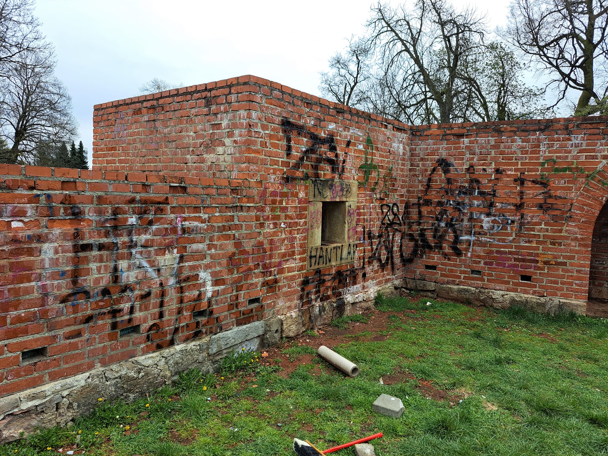 Uklanjaju se grafiti s južne kule Starog grada u Čakovcu, postavljen i video nadzor