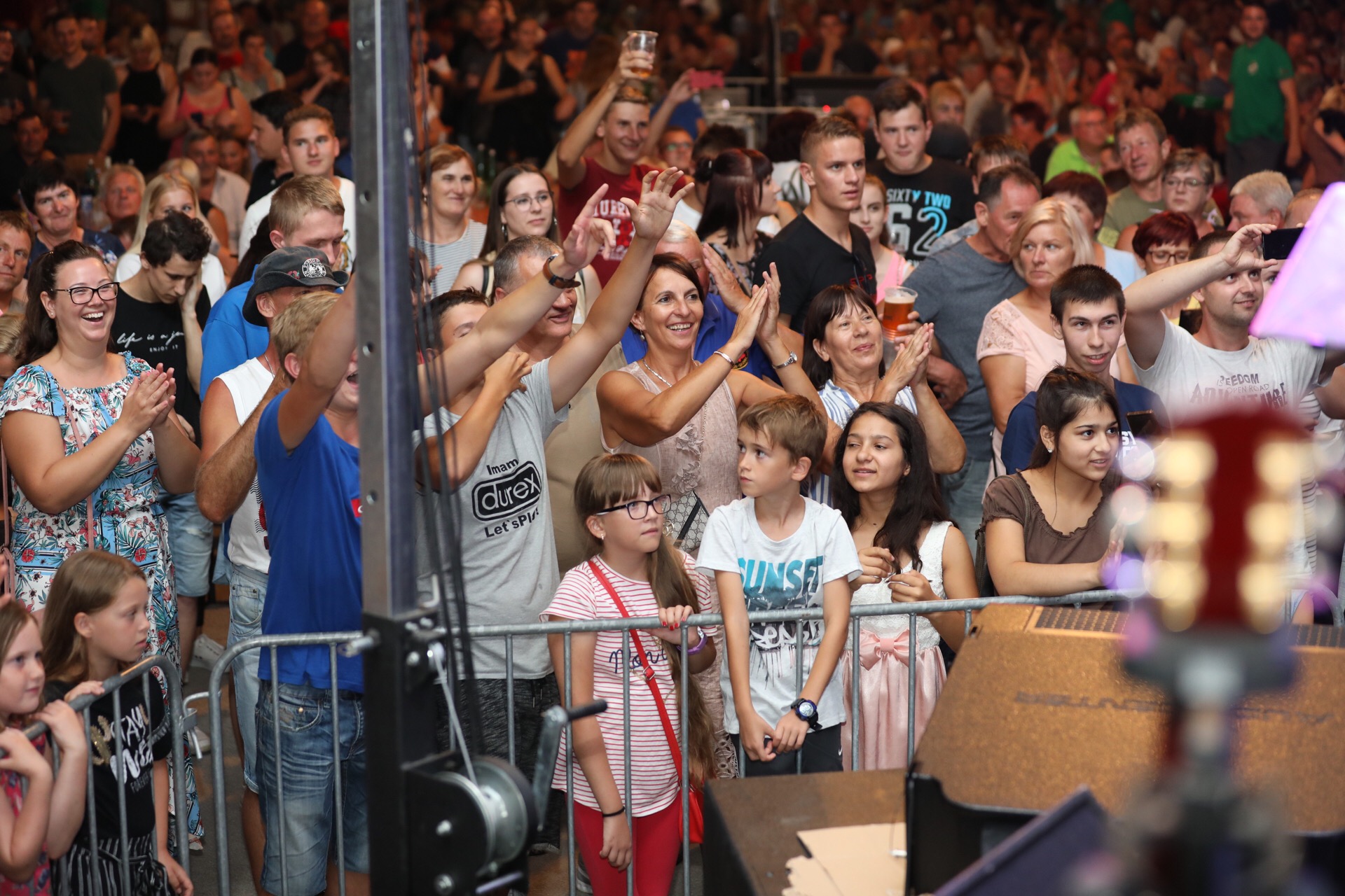 Mladen Grdović ispunio šator u Sv. Martinu na Muri, pjevalo se i plesalo uz njegove hitove Mladen Grdović ispunio šator u Sv. Martinu na Muri, pjevalo se i plesalo uz njegove hitove