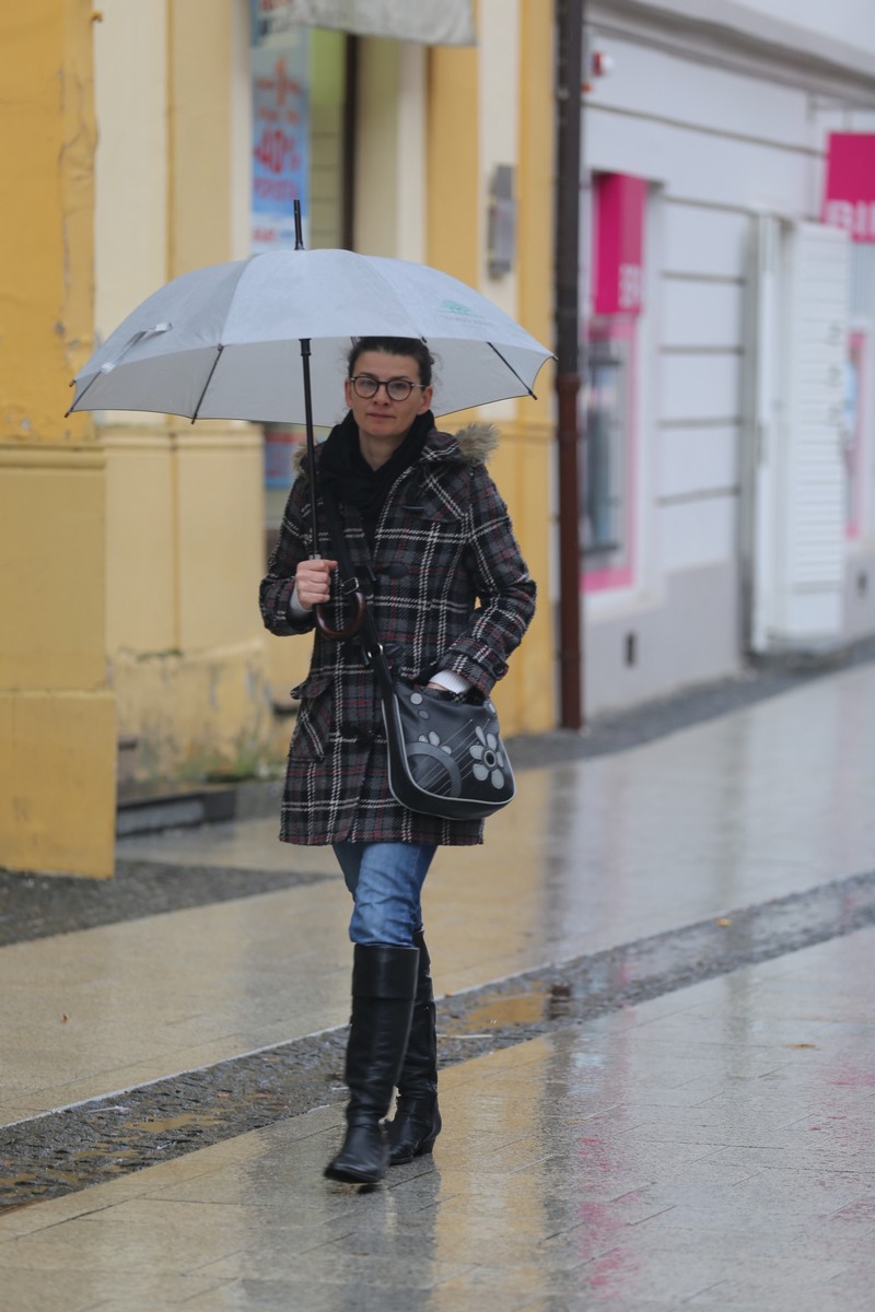 KLIKOM PO ČAKOVCU Oblačno i kišovito prijepodne nije spriječilo građane da dođu u centar grada KLIKOM PO ČAKOVCU Oblačno i kišovito prijepodne nije spriječilo građane da dođu u centar grada