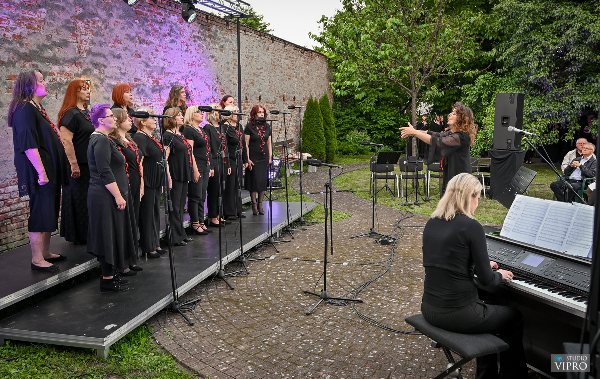FOTO Pjevački zbor”Slavenski” i gosti za publiku priredili jedinstven doživljaj u Kraljevu vrtu FOTO Pjevački zbor”Slavenski” i gosti za publiku priredili jedinstven doživljaj u Kraljevu vrtu