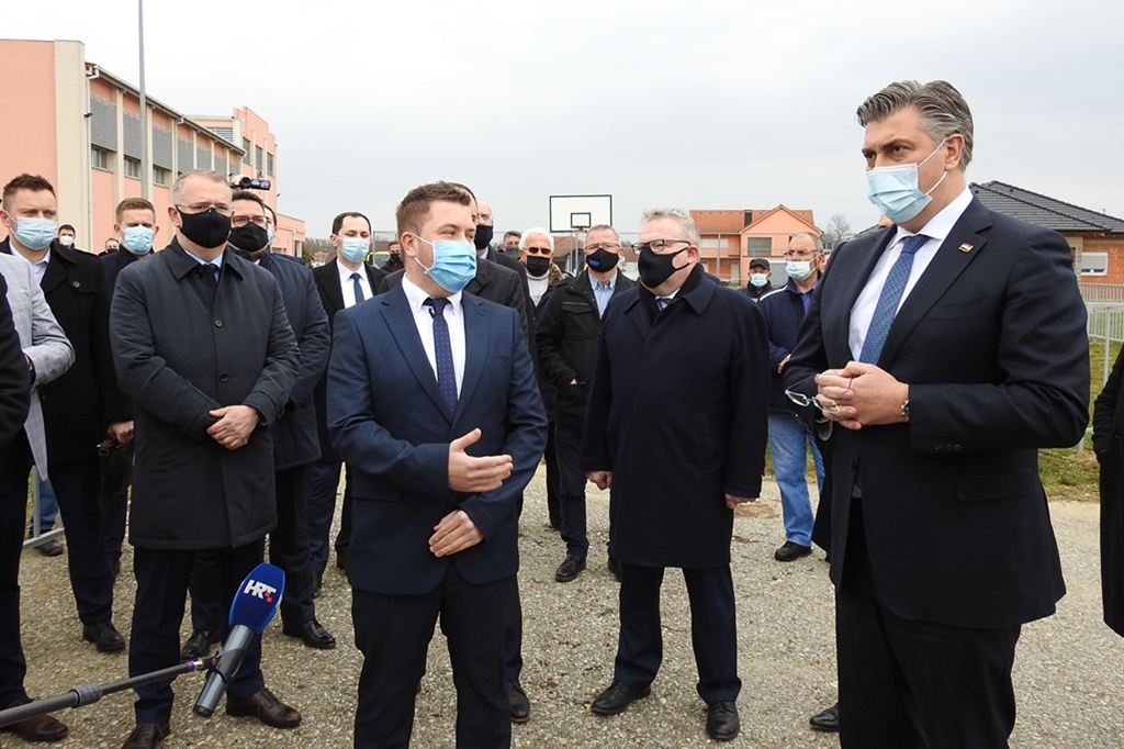Premijer Plenković obišao školsko-sportska igrališta u Podturnu