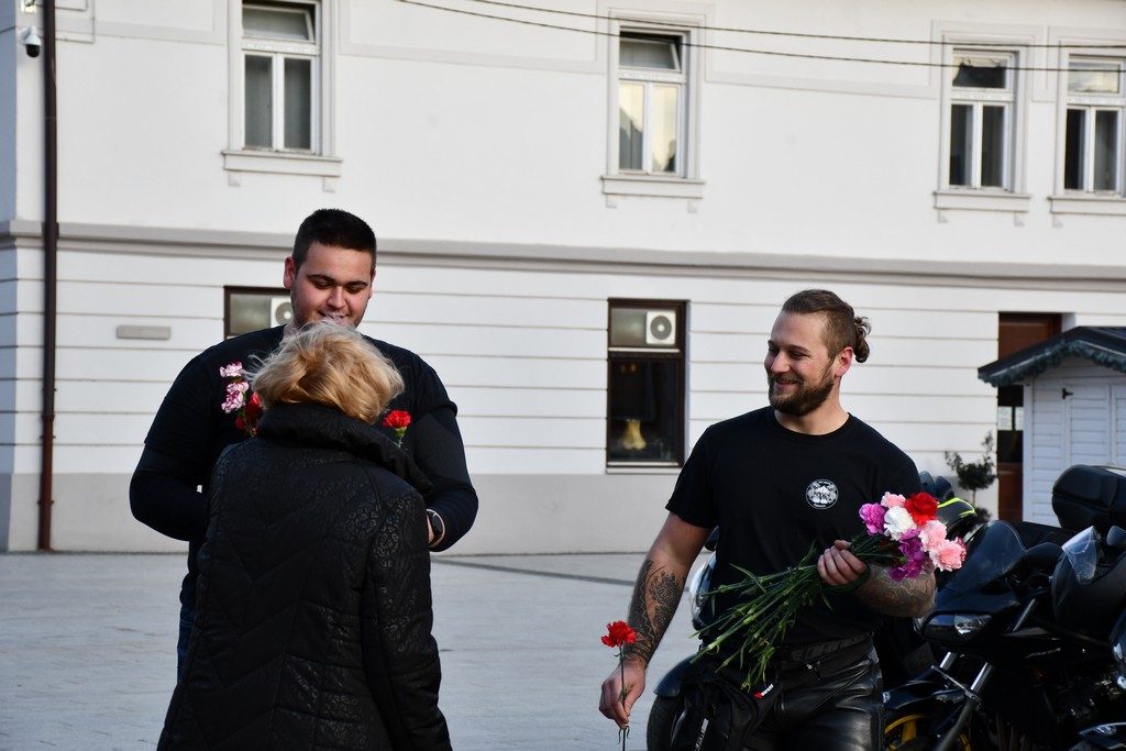 Free riders Pikač u centru Čakovca podjelom karanfila obradovali brojne žene