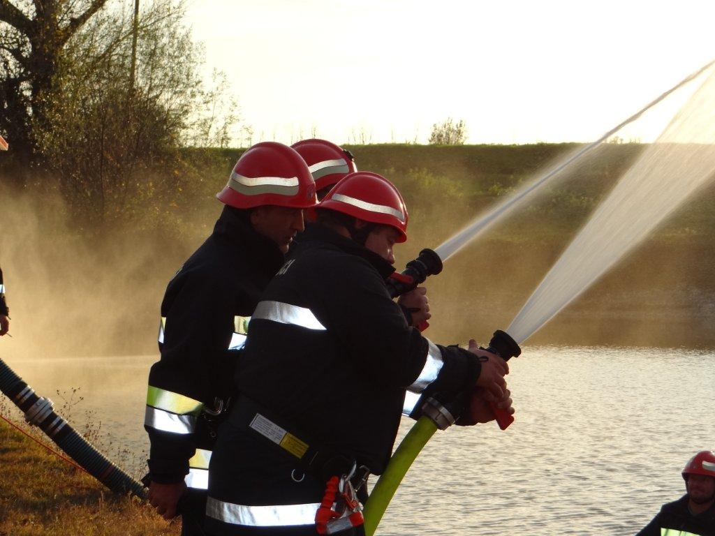 Vatrogasna vježba na obali Mičigen jezera
