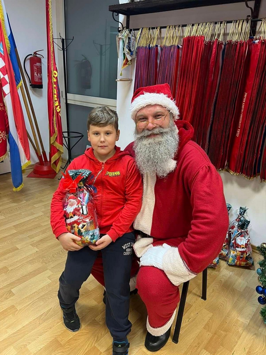 DVD STRAHONINEC Djecu posjetio Djed Božićnjak i podijelio im poklone