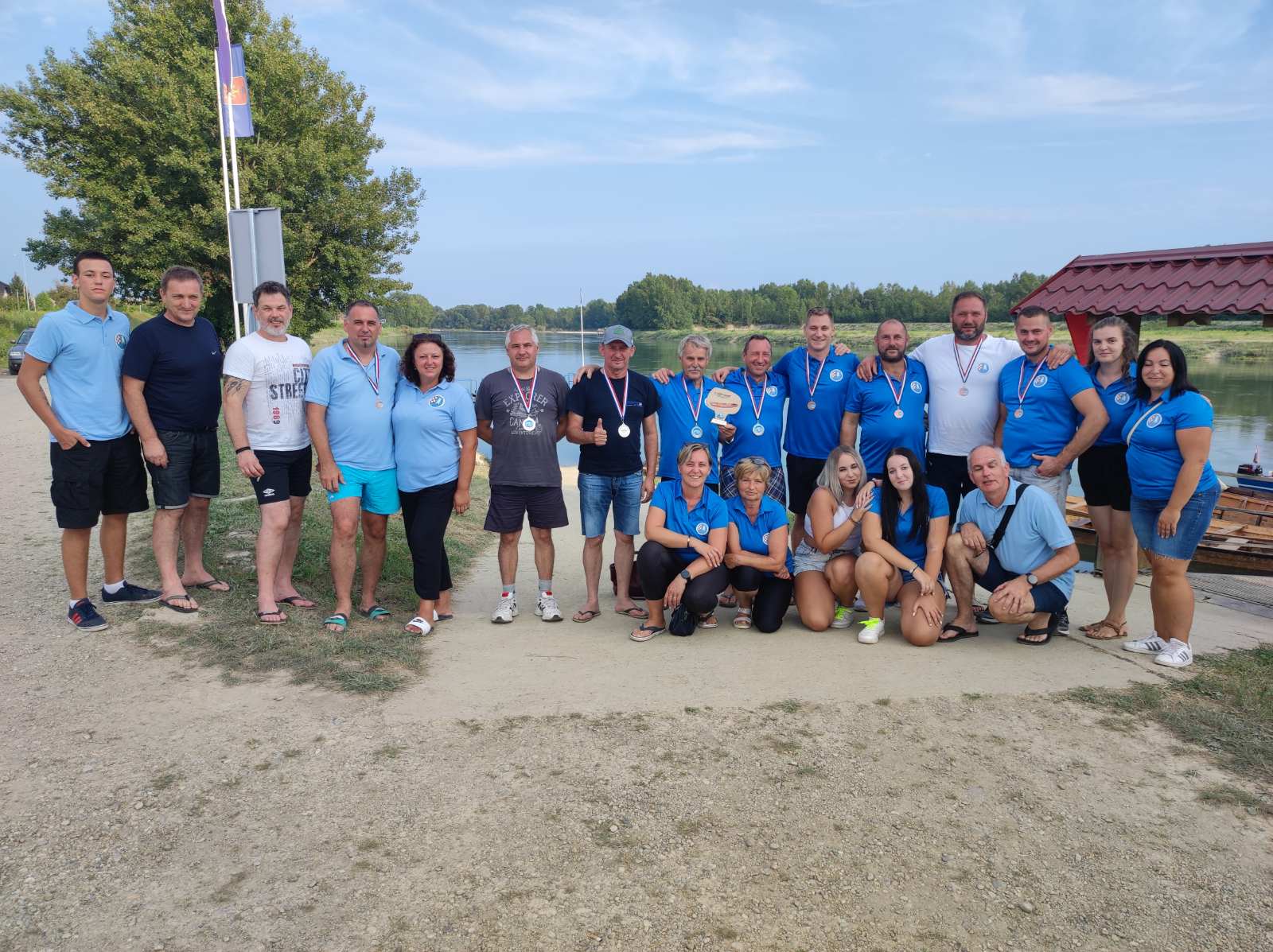 FOTO Pobjednici natjecanja u ekipnom veslanju dravskim čamcima su ekipe ‘Royal transport’ i ‘Fljojsarice’ FOTO Pobjednici natjecanja u ekipnom veslanju dravskim čamcima su ekipe ‘Royal transport’ i ‘Fljojsarice’