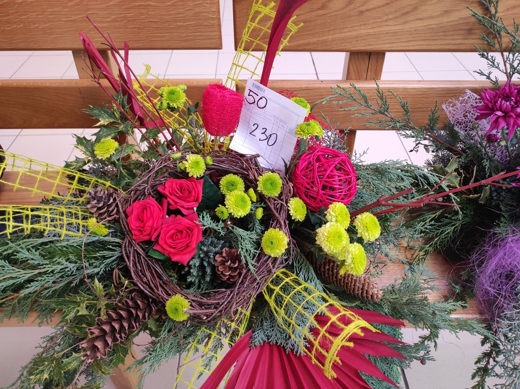 PRIGODNI ARANŽMANI Prodajna izložba aranžmana uoči Svih svetih u holu Gospodarske škole