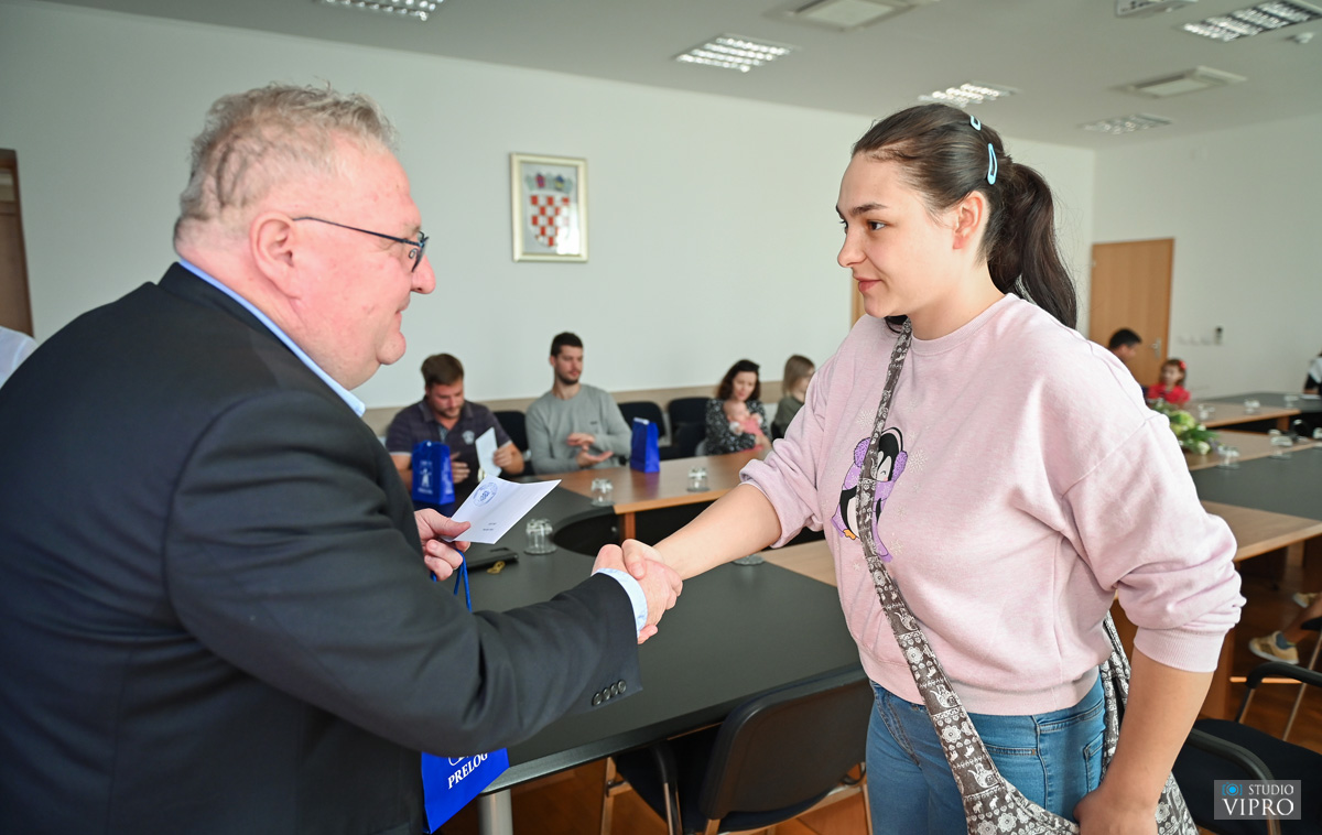 PRELOG Treći puta ove godine podijeljene jednokratne naknade za novorođenčad