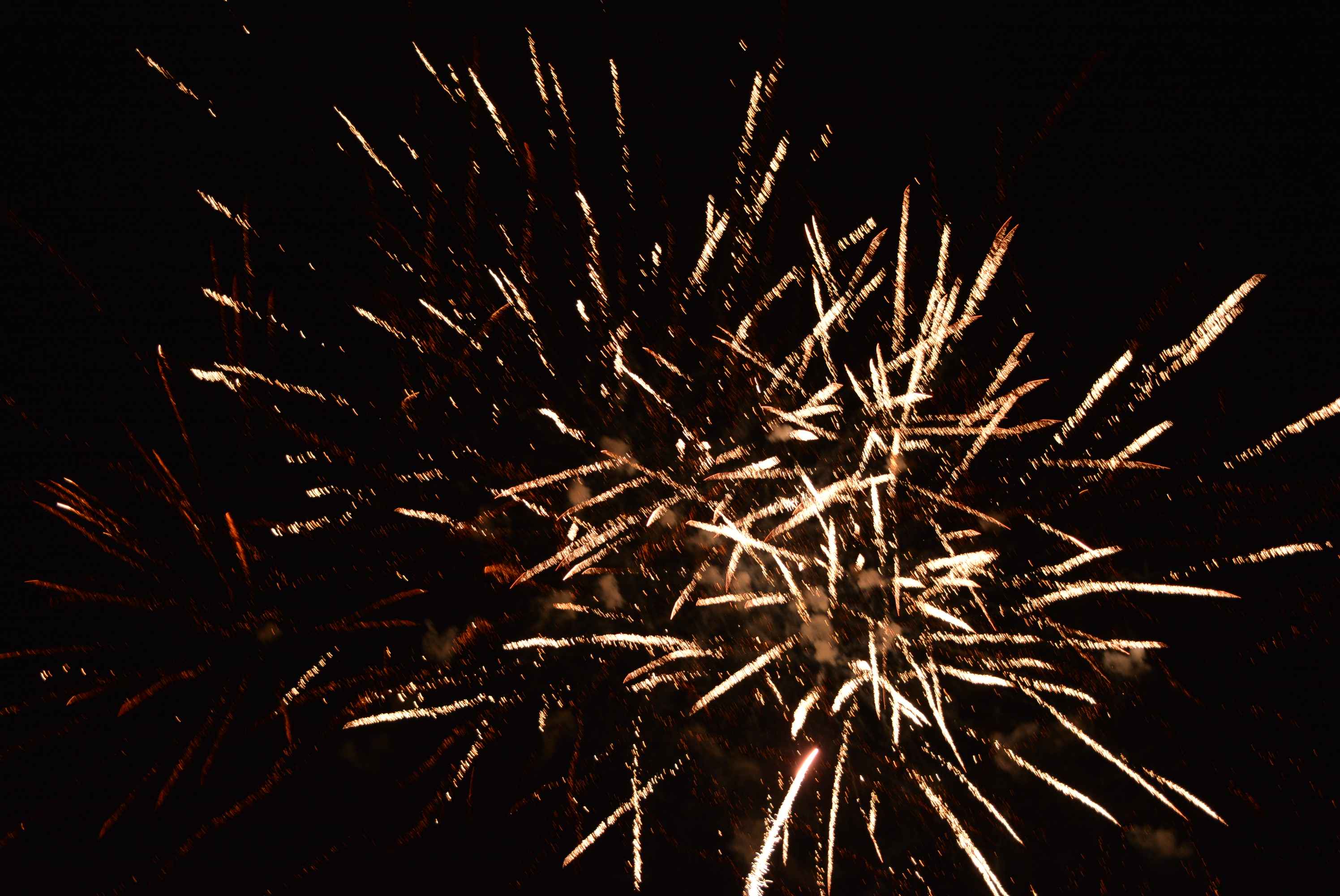 FOTO/VIDEO Čakovec veselo proslavio dolazak 2024. uz ritam ‘Noćne smjene’ i puni trg