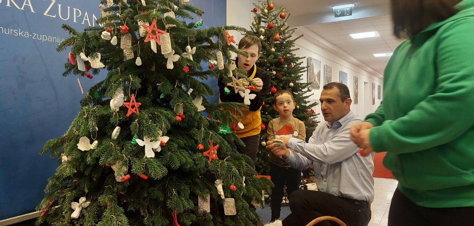 Kićenje božićne jelke