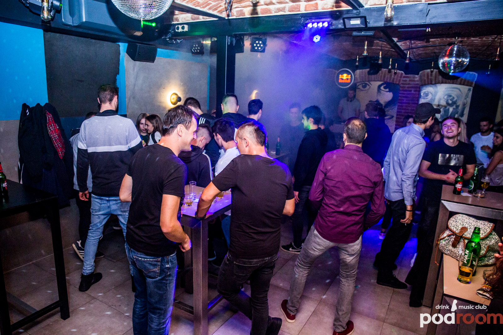 Podroom clubbing – DJ Yakka