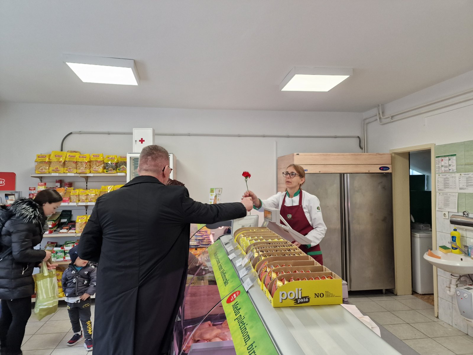 Gradonačelnik Dražen Srpak darivao žene na njihovim radnim mjestima
