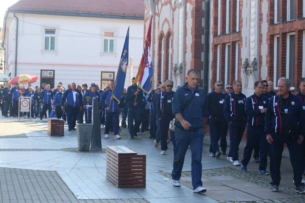 2195238710213070973585958205825