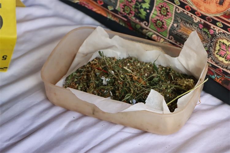 PEKLENICA 36-godišnjak kod kuće uzgajao marihuanu, policija ga kazneno prijavila