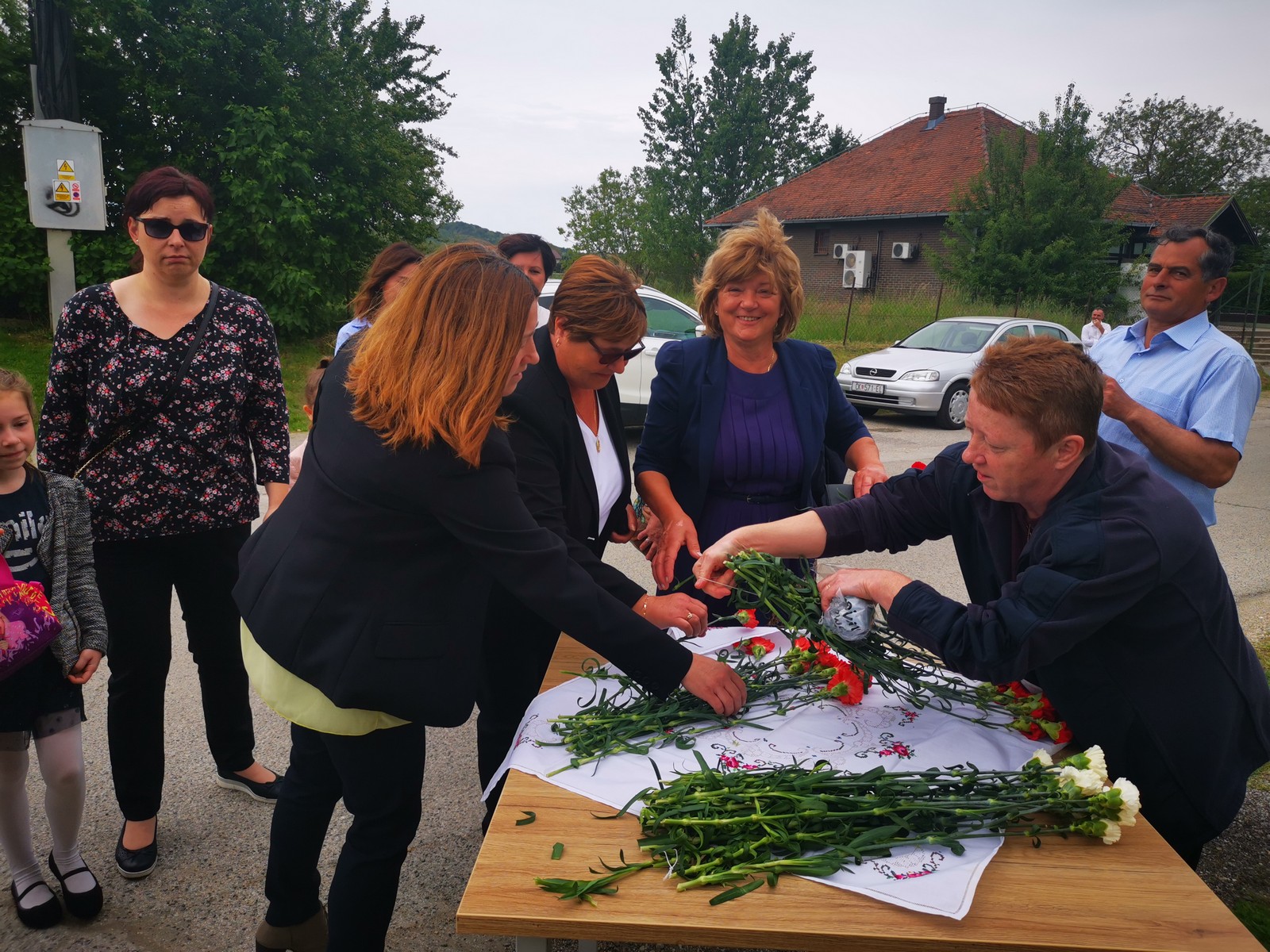 FOTO Podijeljeni karanfili svim majkama! Srpak: ‘Jedna je mama, sretan Majčin dan!’