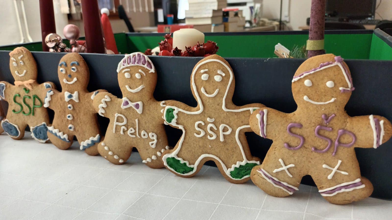 SREDNJA ŠKOLA PRELOG ‘Đinđeri’ šire božićno raspoloženje među srednjoškolcima