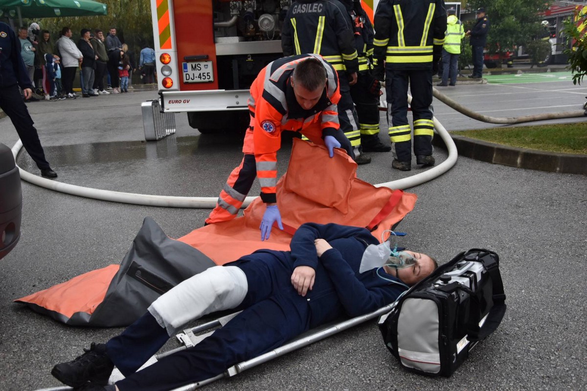 MURSKO SREDIŠĆE Održana uzbudljiva vježba u kojoj su vatrogasci uspješno ugasili požar i spasili unesrećene MURSKO SREDIŠĆE Održana uzbudljiva vježba u kojoj su vatrogasci uspješno ugasili požar i spasili unesrećene