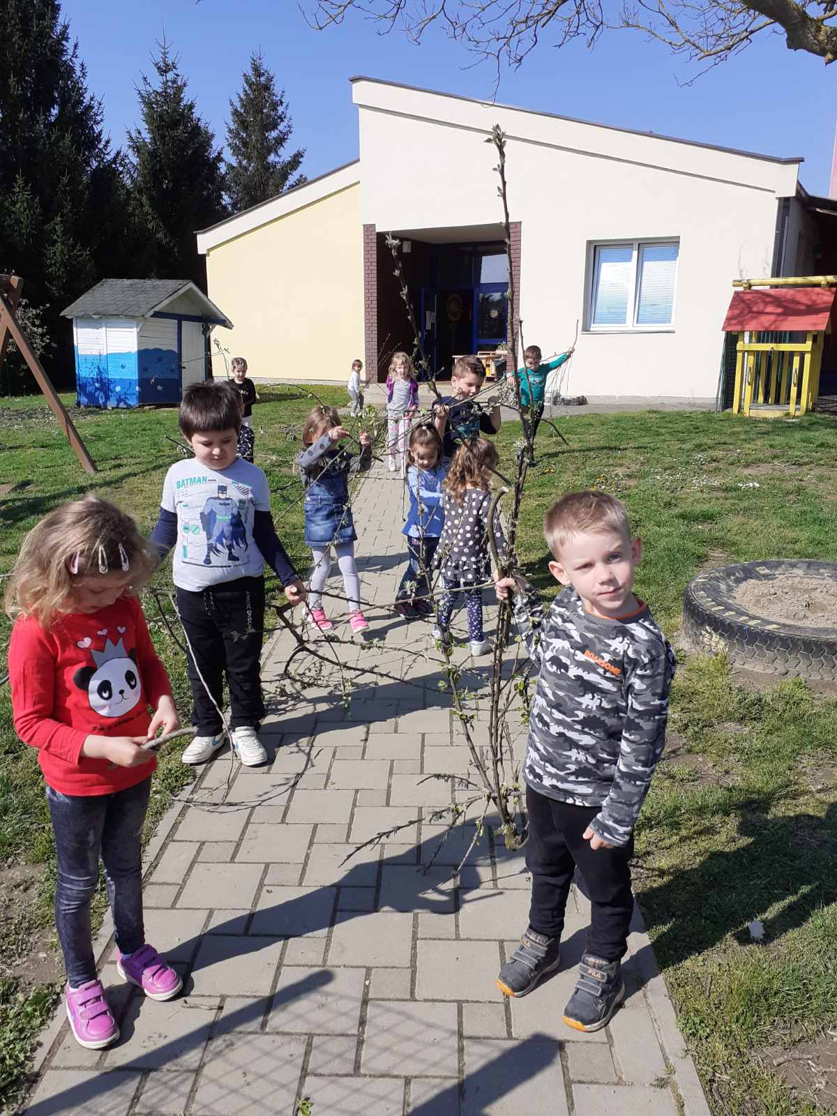 Mališani Dječjeg vrtića Maslačak iz Murskog Središća ukrasili dvorišnu ogradu cvijećem