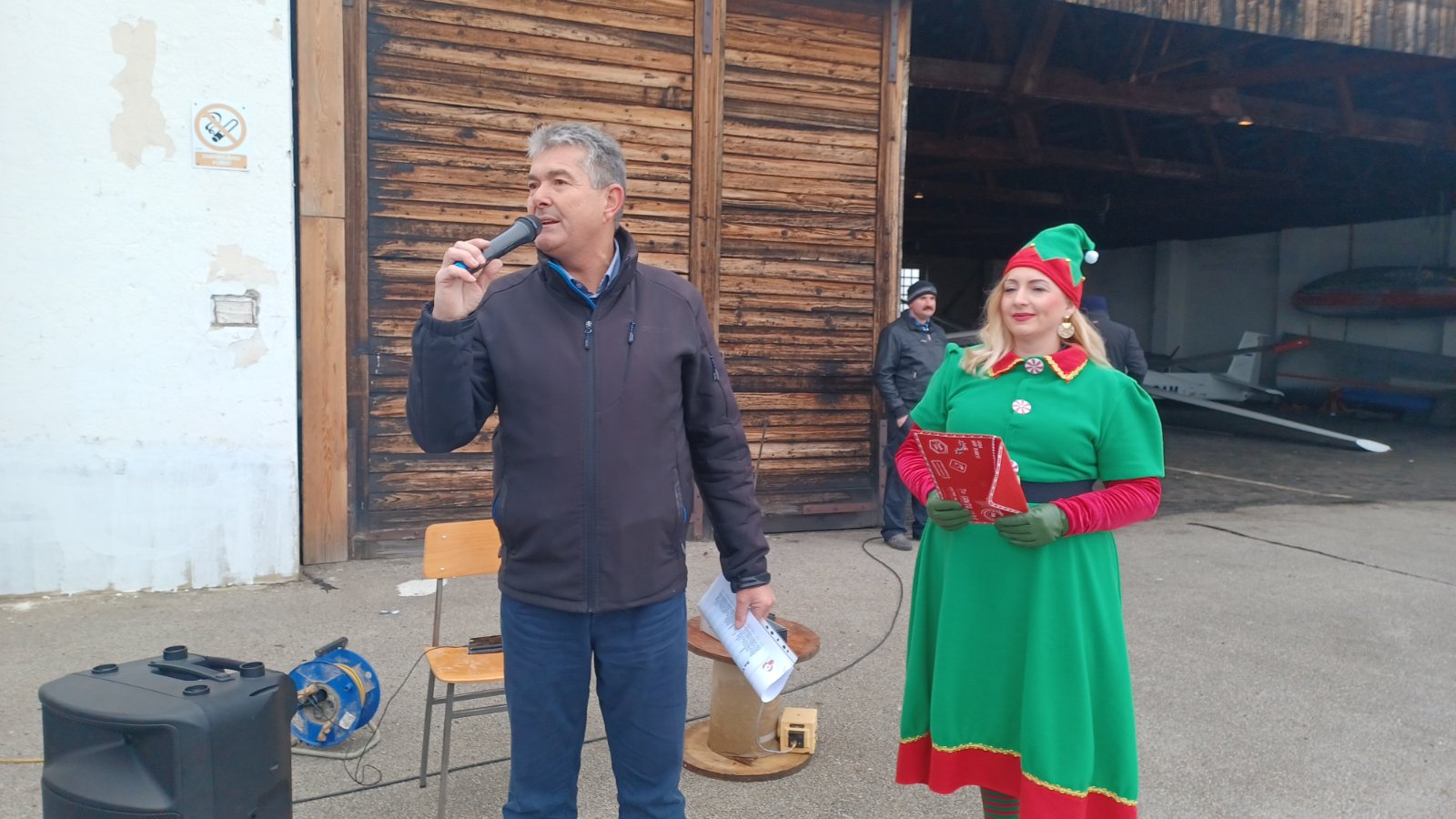 FOTO/VIDEO Djedu Božićnjaku na putu za Pribislavec pokvarile se saonice, no pronašao je rješenje – stigao avionom FOTO/VIDEO Djedu Božićnjaku na putu za Pribislavec pokvarile se saonice, no pronašao je rješenje – stigao avionom