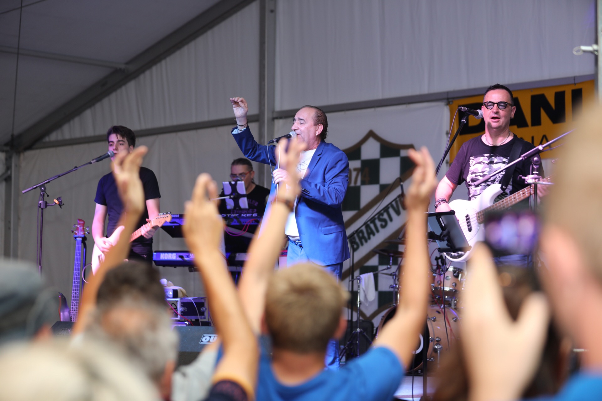 Mladen Grdović ispunio šator u Sv. Martinu na Muri, pjevalo se i plesalo uz njegove hitove Mladen Grdović ispunio šator u Sv. Martinu na Muri, pjevalo se i plesalo uz njegove hitove