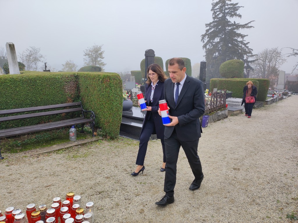 Polaganje vijenaca i paljenje svijeća uz blagdan Svih svetih