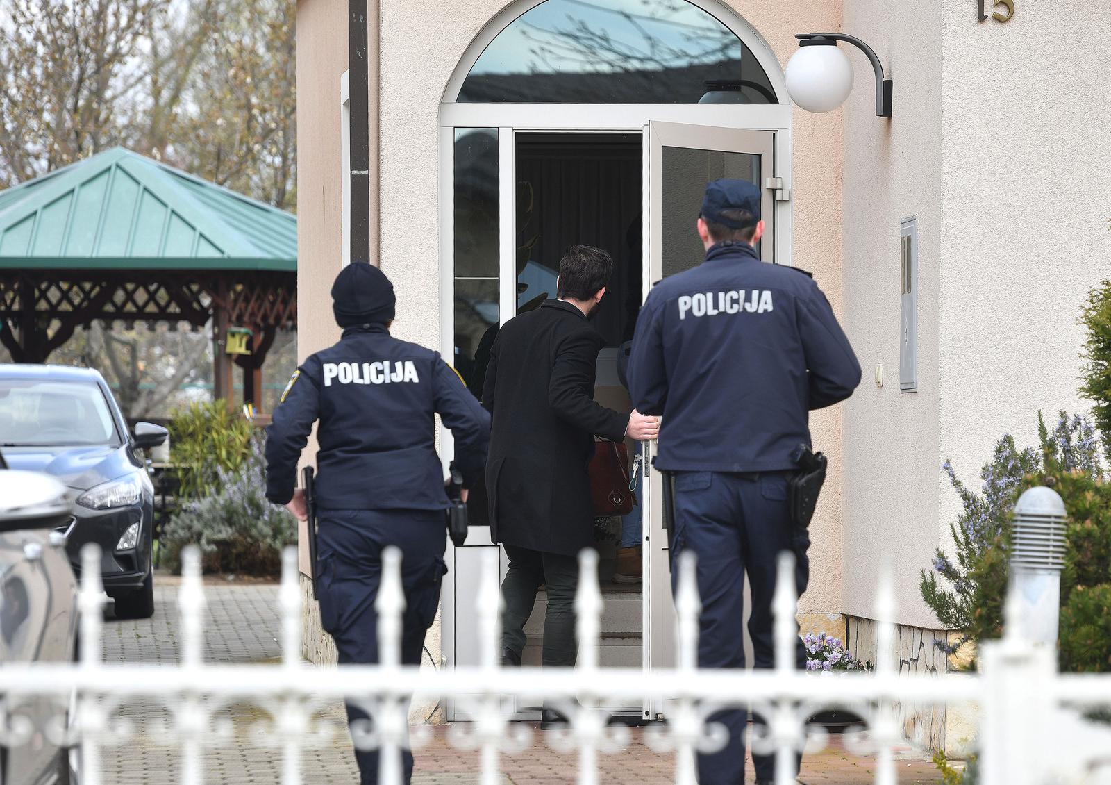 Policija i hitna medicinska pomoć ispred kuće Đure Horvata