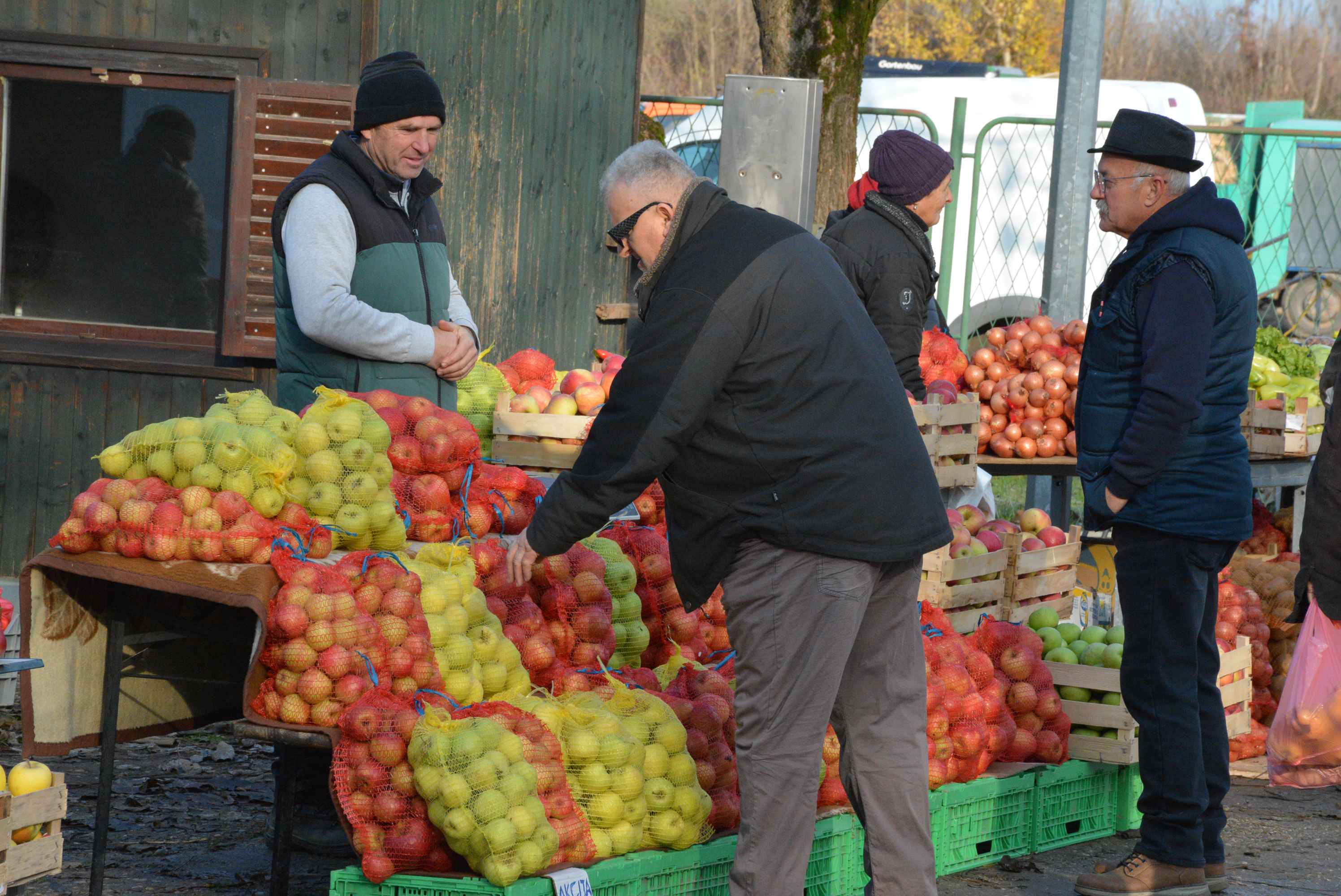 FOTO Čakovečki sajam odolijeva zimskoj hladnoći – posjetitelji hrabro istraživali bogatu ponudu unatoč mrazu na automobilima