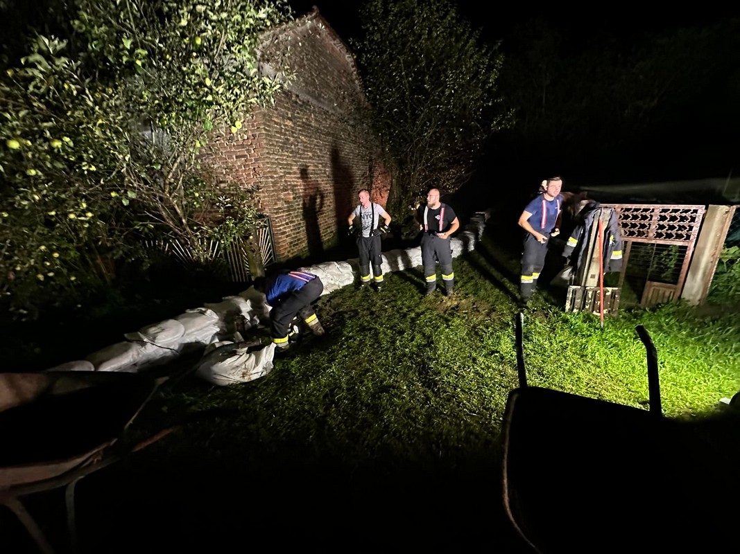 MIKLAVEC DVD Miklavec, DVD Podturen i DVD Sivica zajedničkim snagama gradili nasipe za spas kuća