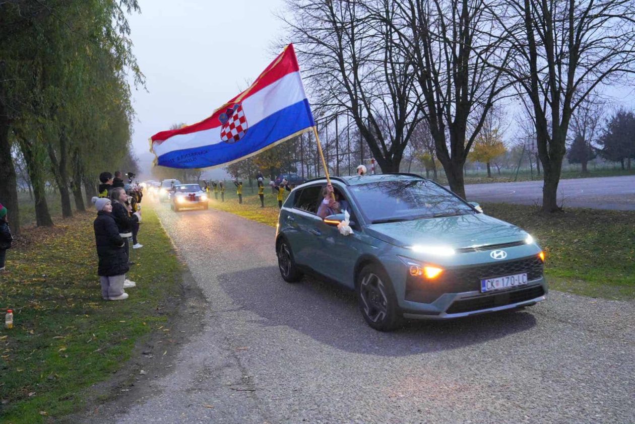 Filip i Katarina ŽibekiFilip i Katarina Žibeki Filip i Katarina ŽibekiFilip i Katarina Žibeki
