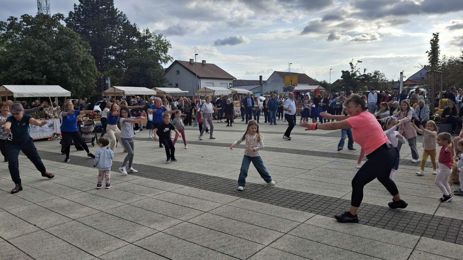 AKTIVNA SUBOTICA Posjetitelji Sobočkog eko sajma plesali i vježbali uz Ljiljanu Šipuš (1)