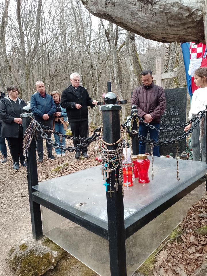 ALOJZIJE PAKRAC Vjernici iz Ivanovca i Štefanca na velikom hodočašću u Karlovac i Krašić (1)