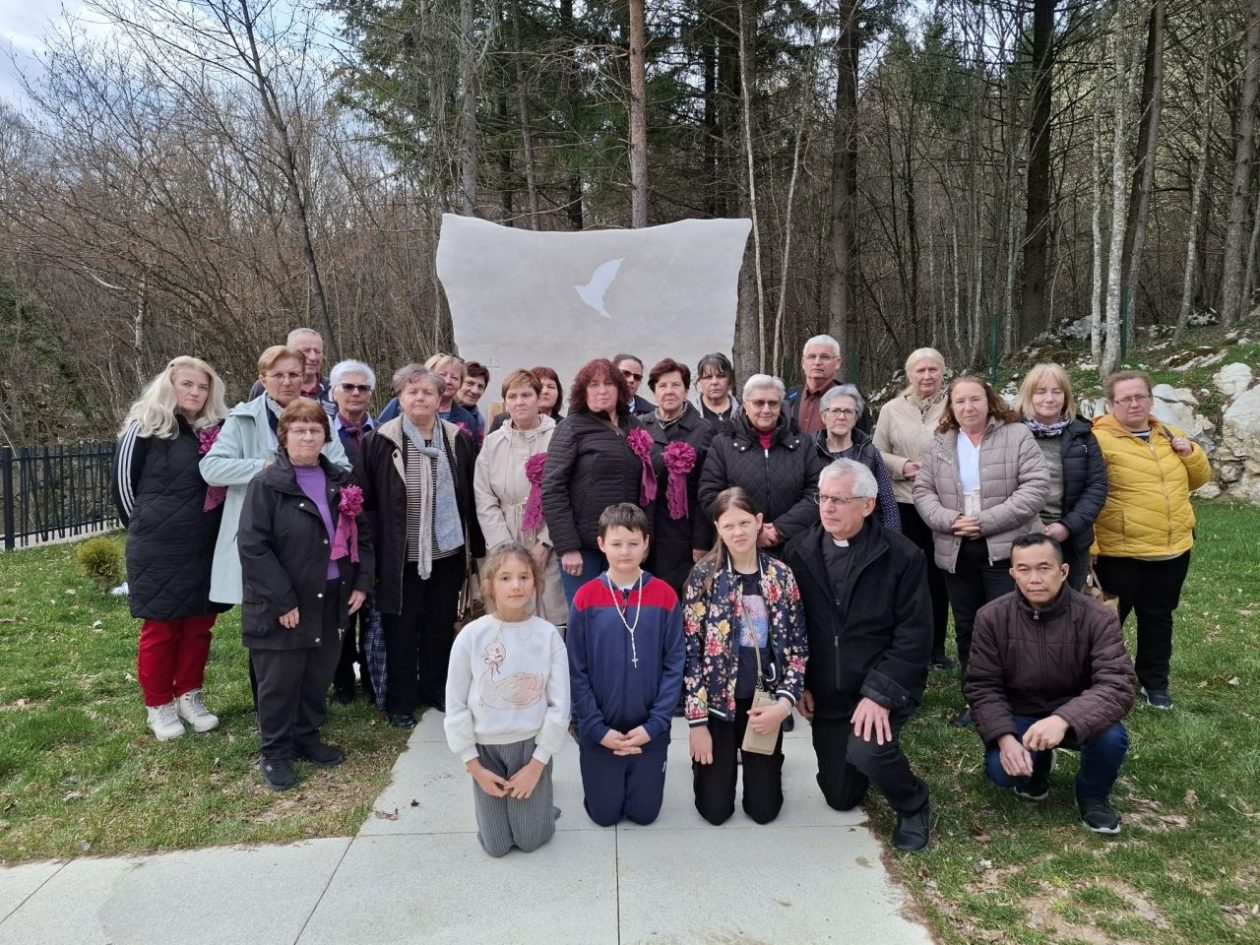ALOJZIJE PAKRAC Vjernici iz Ivanovca i Štefanca na velikom hodočašću u Karlovac i Krašić (13)