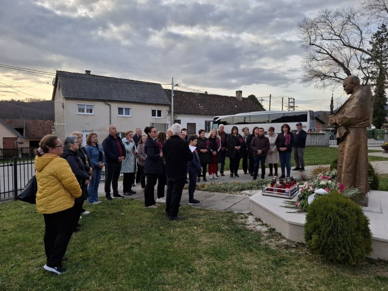 ALOJZIJE PAKRAC Vjernici iz Ivanovca i Štefanca na velikom hodočašću u Karlovac i Krašić (2)