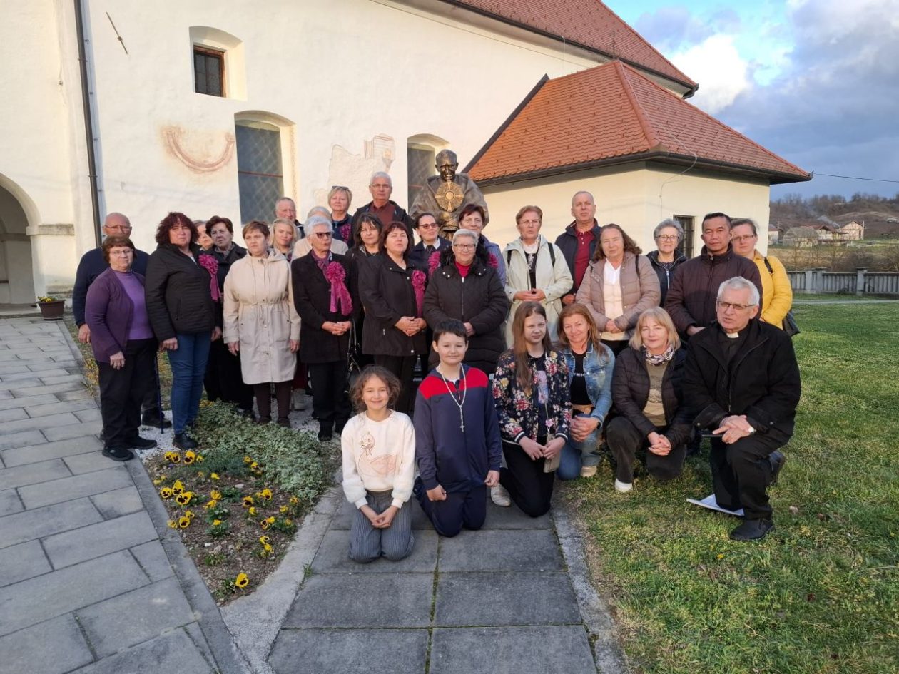 ALOJZIJE PAKRAC Vjernici iz Ivanovca i Štefanca na velikom hodočašću u Karlovac i Krašić (20)