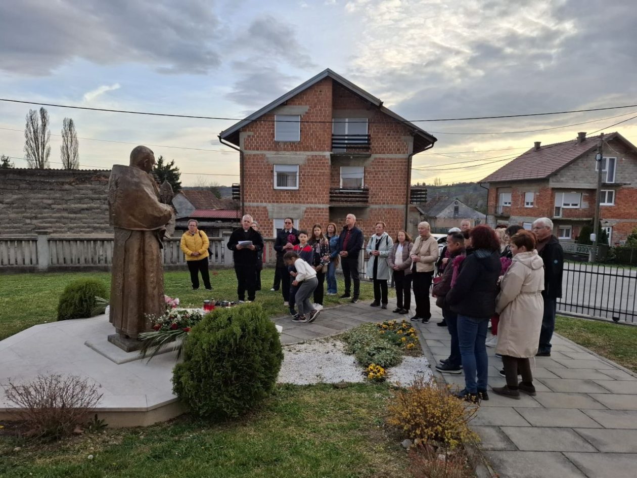 ALOJZIJE PAKRAC Vjernici iz Ivanovca i Štefanca na velikom hodočašću u Karlovac i Krašić (3)