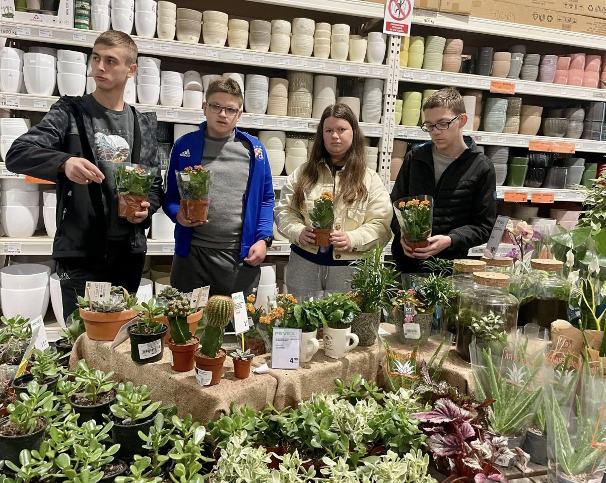 ARANŽERSKI KUTAK Učenici Gospodarske škole Čakovec uredili zeleni zid za Dan škole (2) ARANŽERSKI KUTAK Učenici Gospodarske škole Čakovec uredili zeleni zid za Dan škole (2)