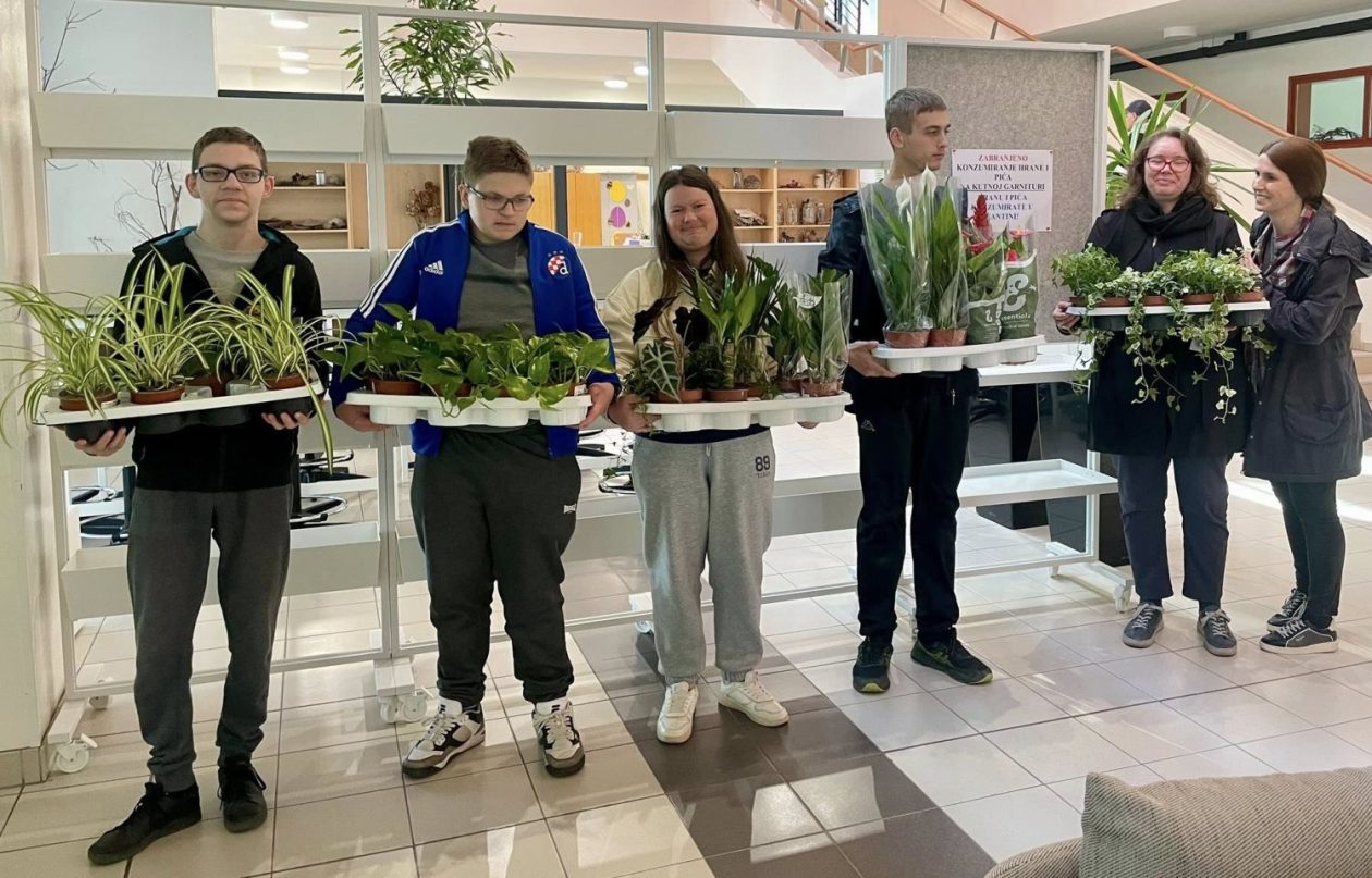 ARANŽERSKI KUTAK Učenici Gospodarske škole Čakovec uredili zeleni zid za Dan škole (3) ARANŽERSKI KUTAK Učenici Gospodarske škole Čakovec uredili zeleni zid za Dan škole (3)
