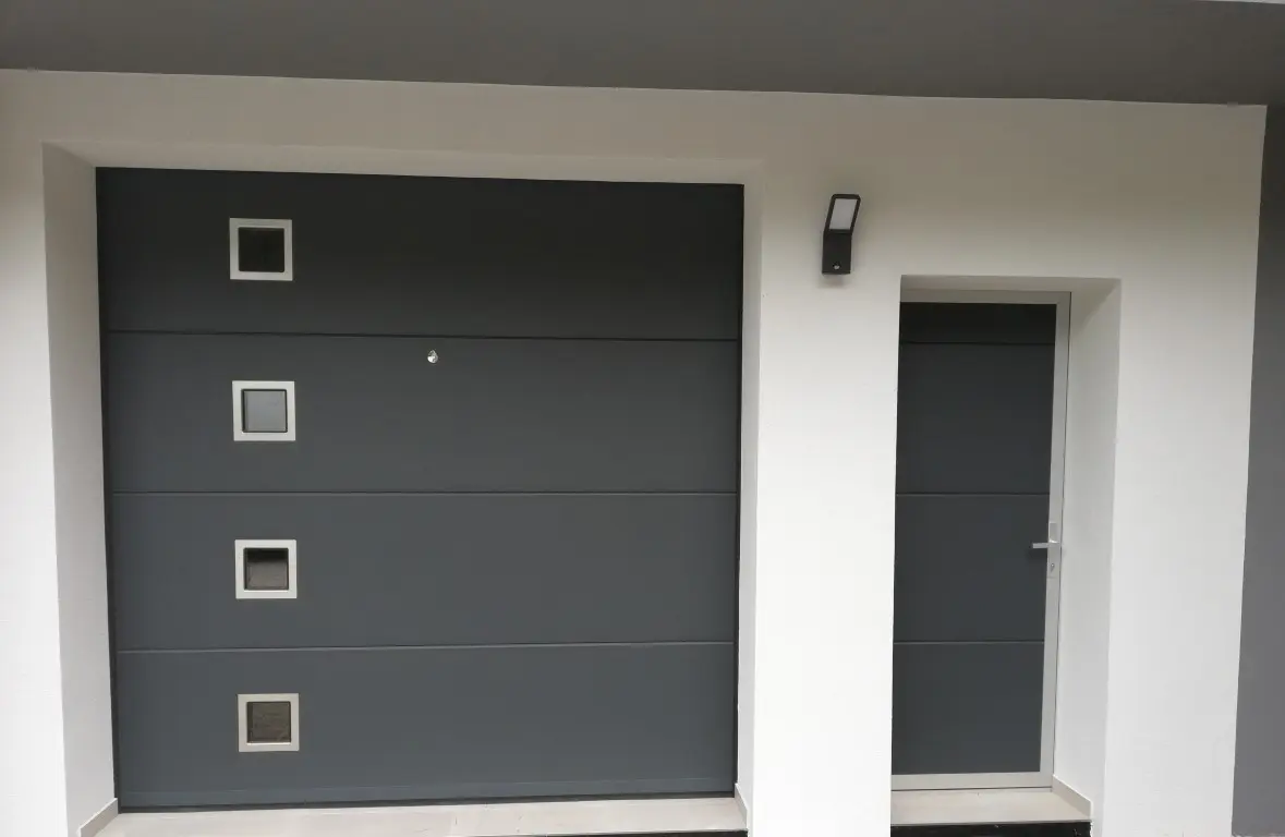 AVTOMATSKA DVIŽNA GARAŽNA VRATA_LEVA STRAN ŠKODE (1) (Medium)