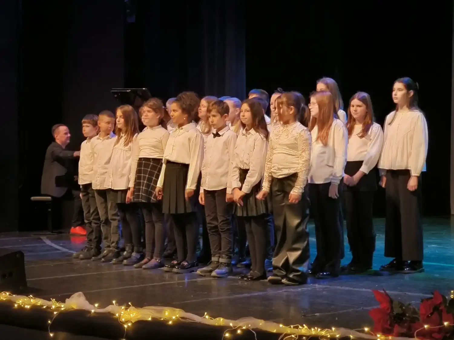 Adventski koncert Umjetničke škole Miroslav Magdalenić Blagdanska čarolija u Čakovcu (18) Adventski koncert Umjetničke škole Miroslav Magdalenić Blagdanska čarolija u Čakovcu (18)