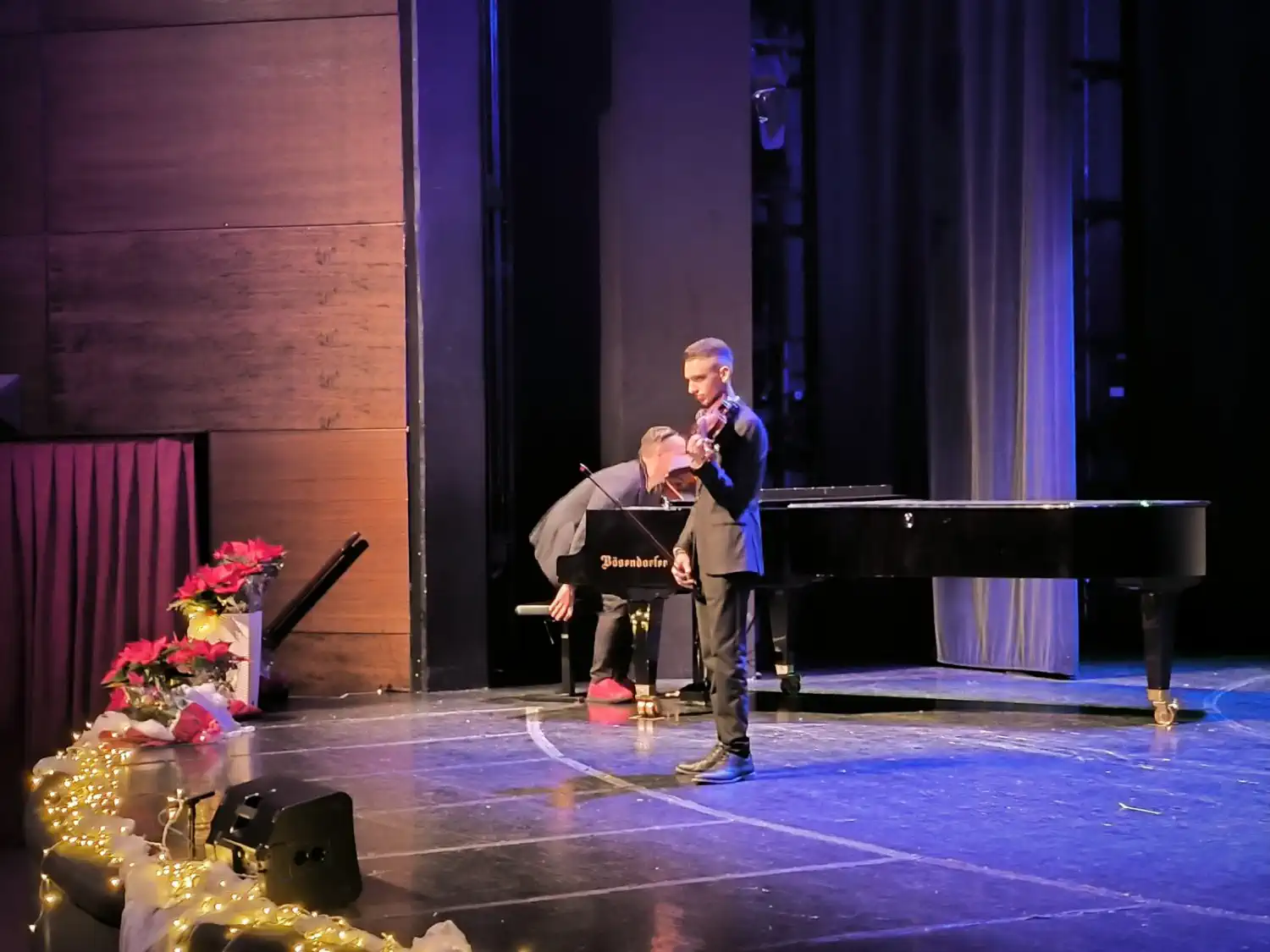 Adventski koncert Umjetničke škole Miroslav Magdalenić Blagdanska čarolija u Čakovcu (9) Adventski koncert Umjetničke škole Miroslav Magdalenić Blagdanska čarolija u Čakovcu (9)