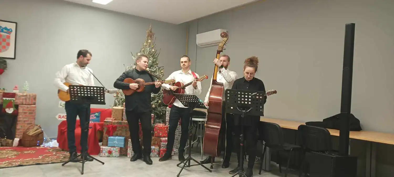 Adventsko druženje u Krištanovcu Mještani uživali u prigodnom programu (5) Adventsko druženje u Krištanovcu Mještani uživali u prigodnom programu (5)