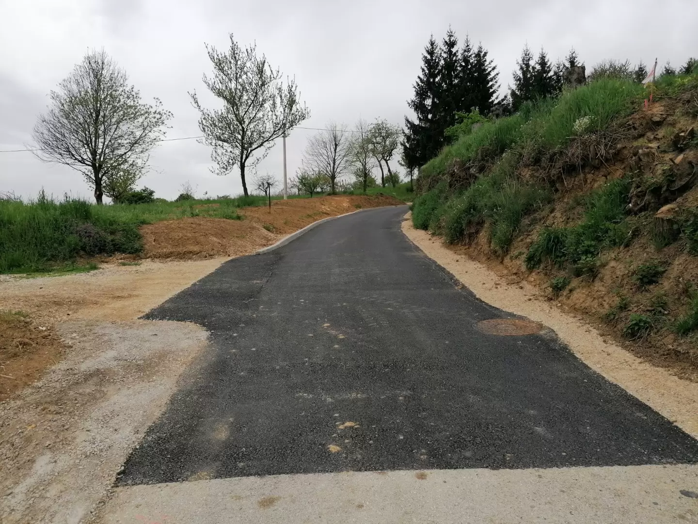 Asfaltirana ulica u Lopatincu (2) Asfaltirana ulica u Lopatincu (1)