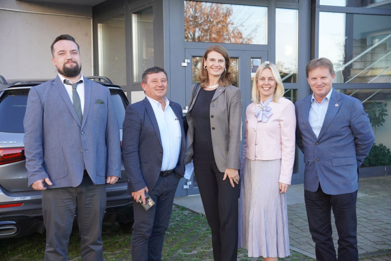 Austrijska veleposlanica Midi kolektor (1)