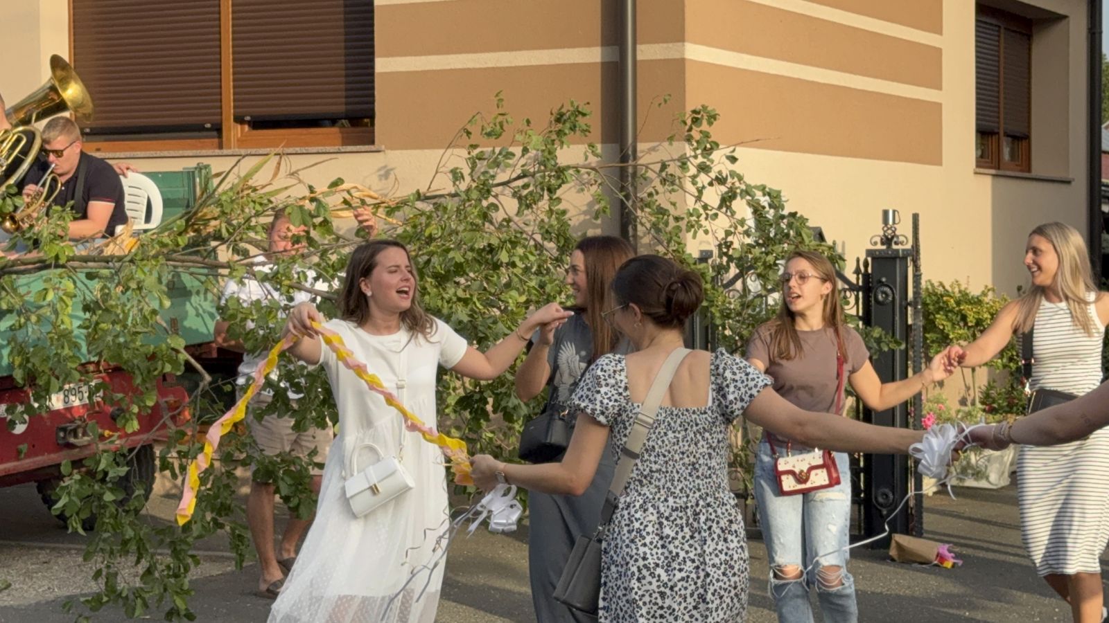 BELICA SLAVI Karla Premuš i Filip Horvat uoči vjenčanja imali veselo postavljanje najgi (10) BELICA SLAVI Karla Premuš i Filip Horvat uoči vjenčanja imali veselo postavljanje najgi (10)