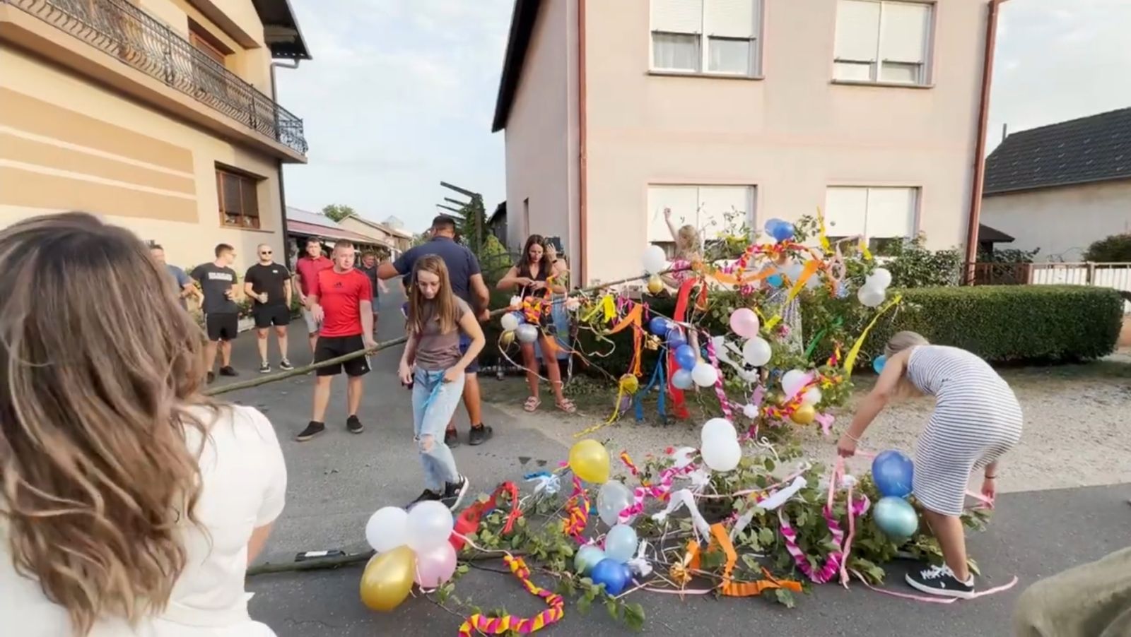 BELICA SLAVI Karla Premuš i Filip Horvat uoči vjenčanja imali veselo postavljanje najgi (14) BELICA SLAVI Karla Premuš i Filip Horvat uoči vjenčanja imali veselo postavljanje najgi (14)