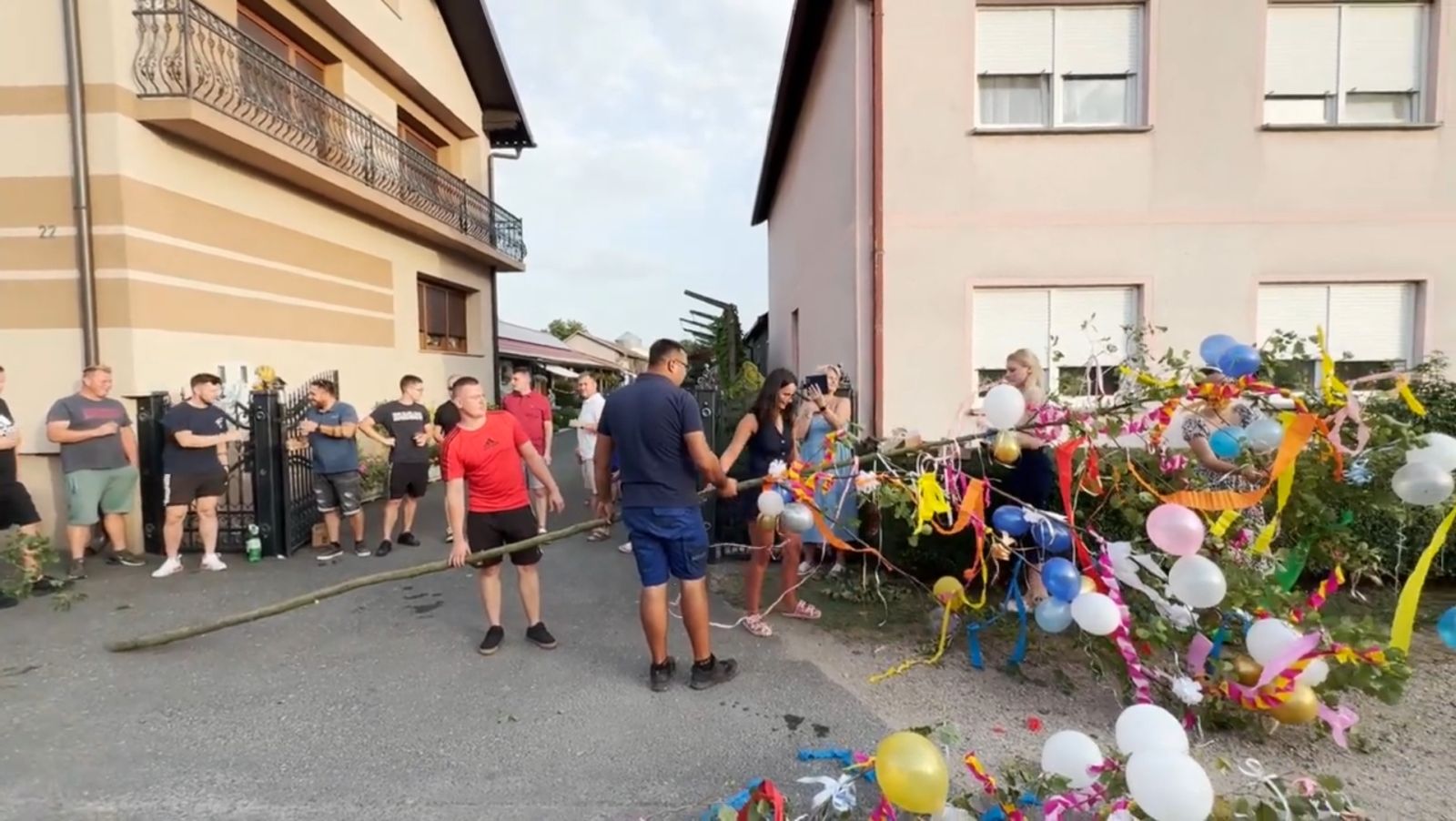 BELICA SLAVI Karla Premuš i Filip Horvat uoči vjenčanja imali veselo postavljanje najgi (15) BELICA SLAVI Karla Premuš i Filip Horvat uoči vjenčanja imali veselo postavljanje najgi (15)